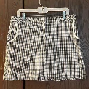 Izod black/ tan/ white checked skort with black undershorts. Size 10.